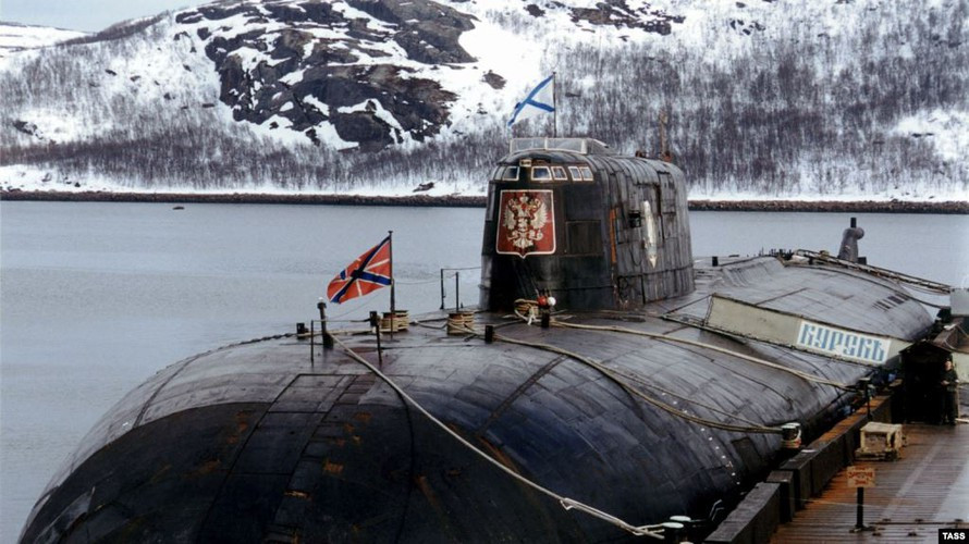 Các chuyên gia quân sự nhận định rằng tàu ngầm Nga có thể bị theo dõi bằng cách đánh giá các thay đổi trong trường điện từ, qua đó thiết lập được vị trí chính xác của tàu ngầm với độ chính xác đến từng mét.