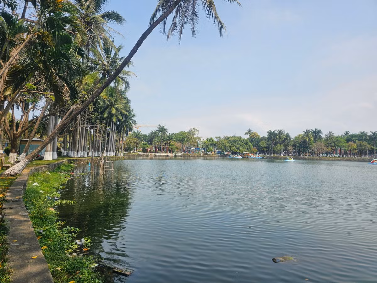 Với hồ nước rộng, mật độ cây xanh dày đặc, nhiều cây cổ thụ to lớn, rợp bóng mát, Công viên 29/3 được mệnh danh là 'lá phổi xanh' của Đà Nẵng.