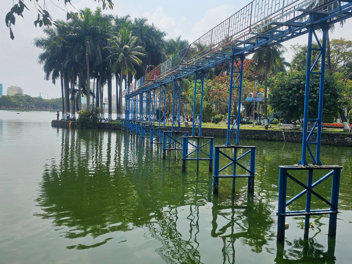 Một trong các hạng mục của dự án là nạo vét toàn bộ bùn trong lòng hồ.