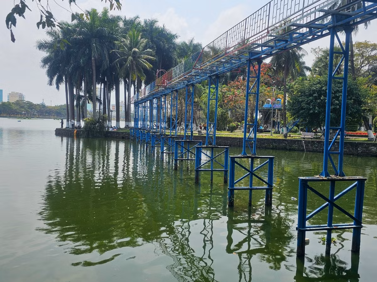 Một trong các hạng mục của dự án là nạo vét toàn bộ bùn trong lòng hồ.