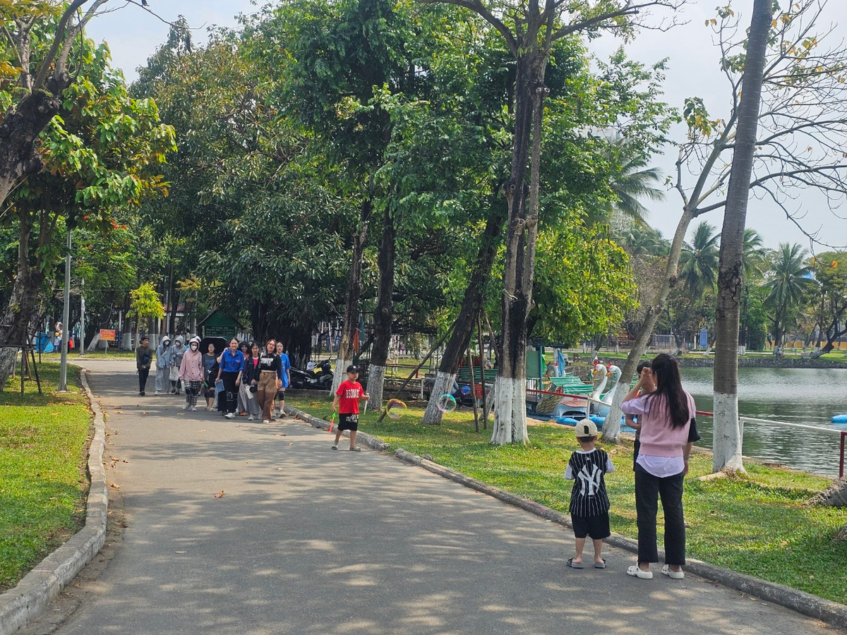 Trong khi đó, đây là dự án cần thiết để tạo cảnh quan, điểm nhấn kiến trúc, không gian xanh phục vụ nhu cầu vui chơi, giải trí của người dân thành phố.