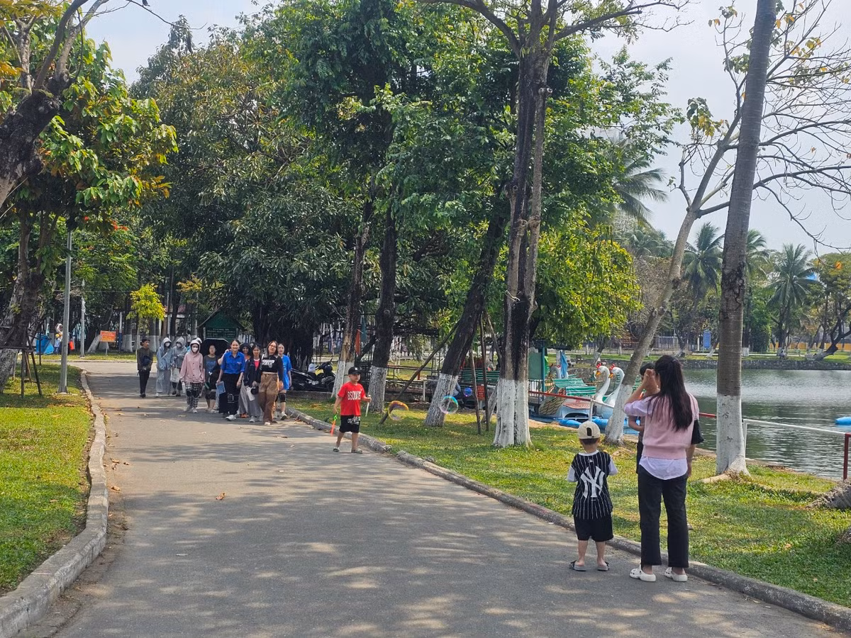 Trong khi đó, đây là dự án cần thiết để tạo cảnh quan, điểm nhấn kiến trúc, không gian xanh phục vụ nhu cầu vui chơi, giải trí của người dân thành phố.