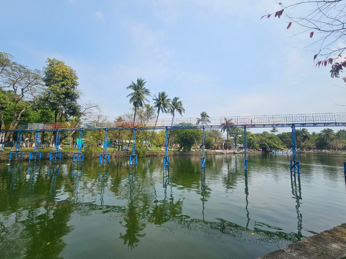 Phương án được đề xuất là sẽ dùng phương tiện hút cạn nước lòng hồ, sau đó nạo vét bùn chở đi đổ.