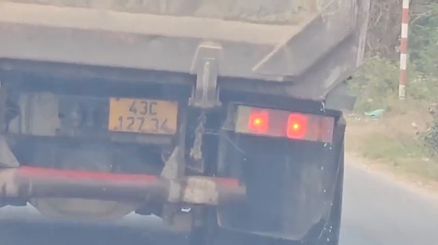 Đà Nẵng: Xe chở cát ướt hoạt động rầm rộ, đủ “chiêu” trốn CSGT - Hình 3 Da Nang: Xe cho cat uot hoat dong ram ro, du “chieu” tron CSGT-Hinh-3