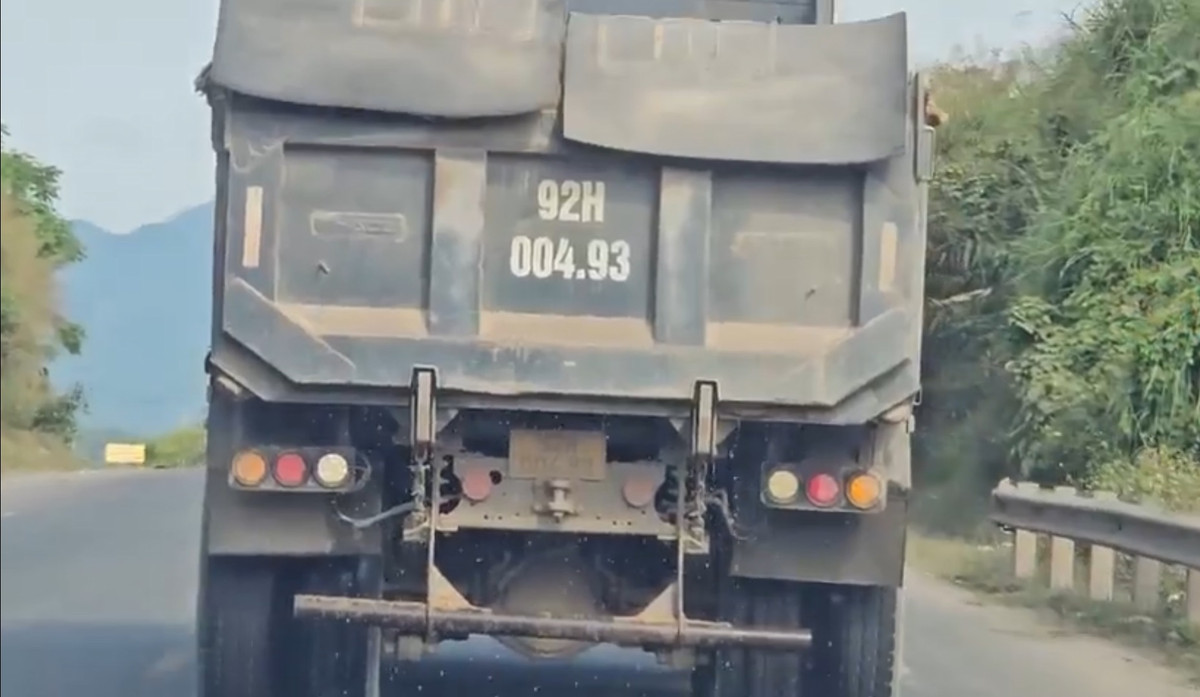 Đà Nẵng: Xe chở cát ướt hoạt động rầm rộ, đủ “chiêu” trốn CSGT - Hình 2 Da Nang: Xe cho cat uot hoat dong ram ro, du “chieu” tron CSGT-Hinh-2