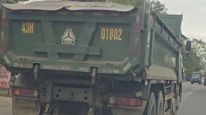 Đà Nẵng: Xe chở cát ướt hoạt động rầm rộ, đủ “chiêu” trốn CSGT - Hình 4 Da Nang: Xe cho cat uot hoat dong ram ro, du “chieu” tron CSGT-Hinh-4