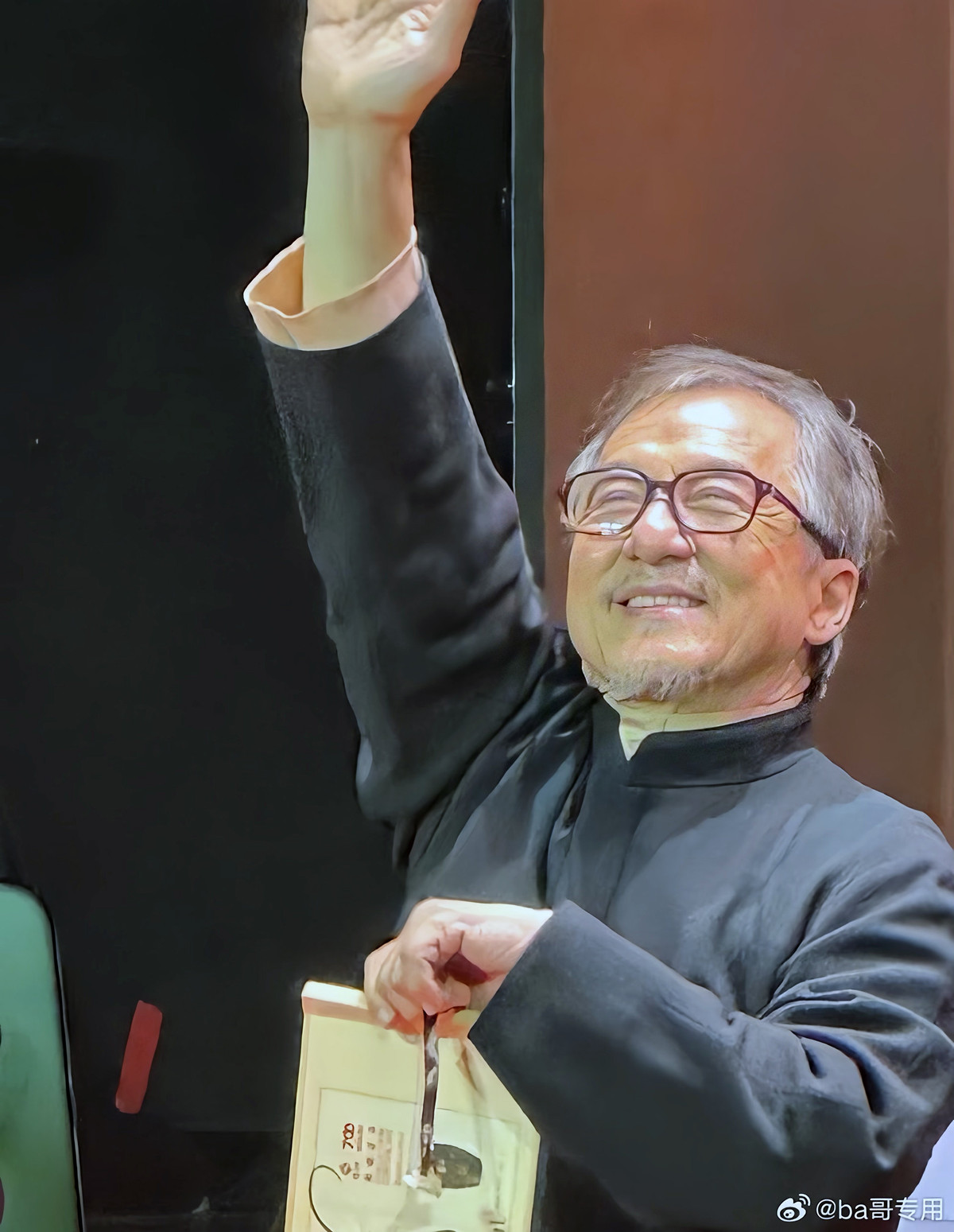 Xuat hien voi ngoai hinh gia nua, cham chap, Thanh Long gay lo lang