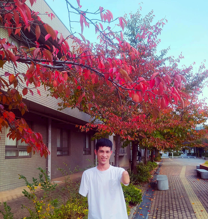 "Ca phẫu thuật kéo dài 8 tiếng, sau thêm khoảng 10 tiếng nghỉ ngơi nữa tôi mới tỉnh. Phát hiện mình bị mất đi đôi tay khiến tôi sốc nặng", Sỹ nhớ lại. "Thời điểm đó, vợ chồng tôi có cậu con trai hơn 2 tuổi và bé gái mới sinh 7 tháng tuổi. Chồng gặp nạn ở xứ người khiến tôi khủng hoảng, không biết làm thế nào", Hồng Nhung kể.