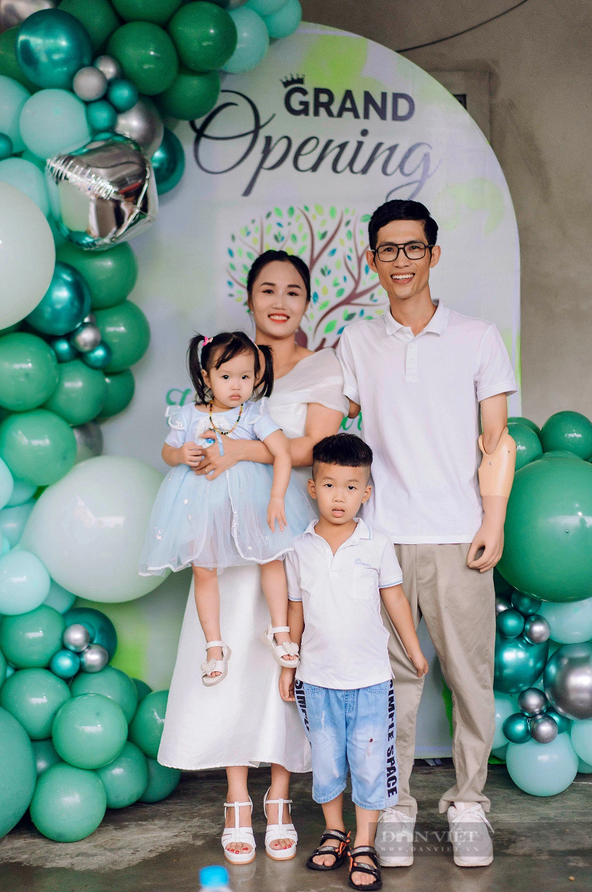 Bên cạnh chăm sóc cây cảnh tại khu vườn nhỏ, Sỹ cũng dành thời gian nghiên cứu thêm tài liệu, kiến thức chuyên sâu về cây trồng từ mạng internet để đảm nhận thêm dịch vụ thiết kế cảnh quan sân vườn, tư vấn, bảo dưỡng cây cảnh.