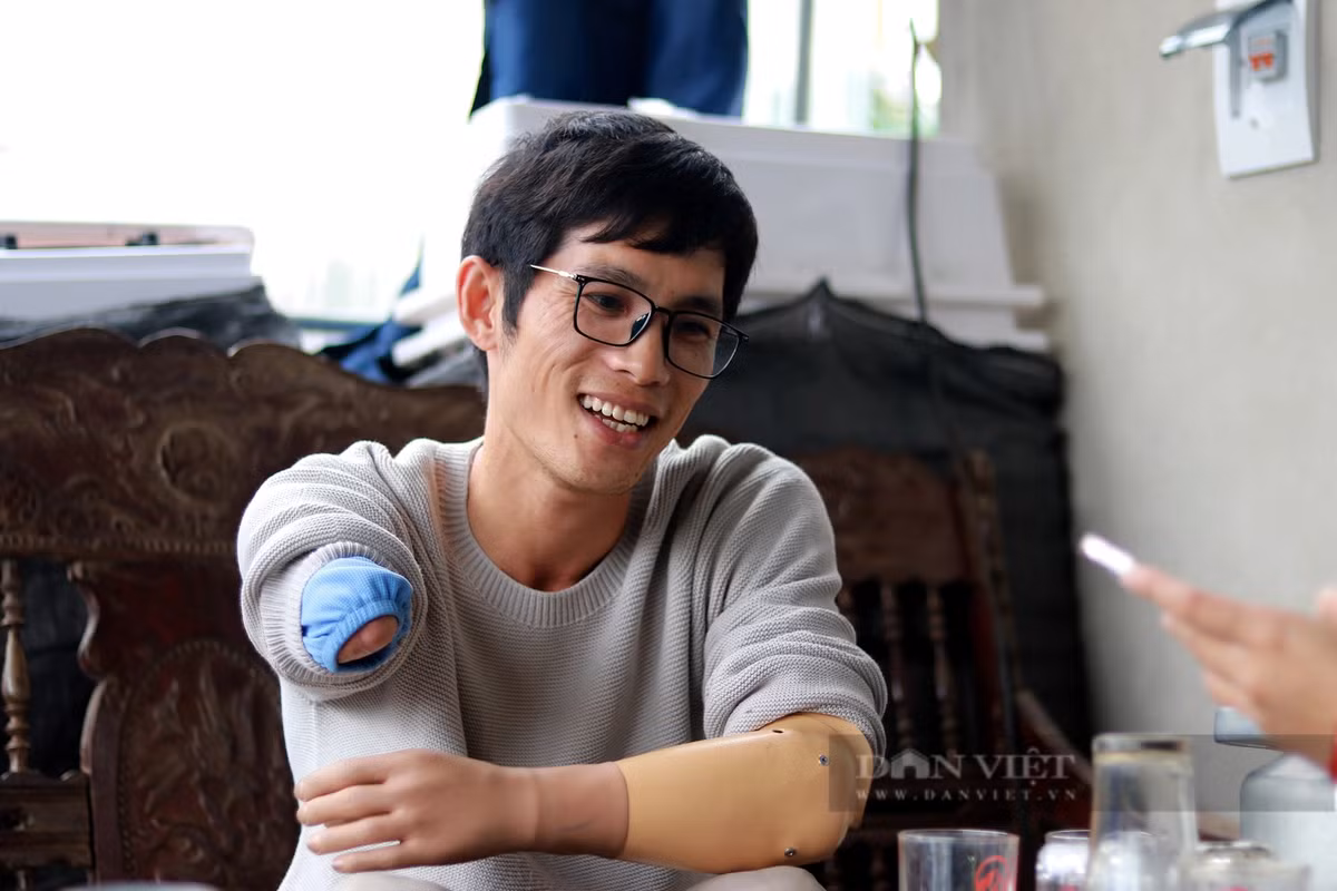 Tháng 10/2020, anh Sỹ đã quyết định sang làm việc tại Nhật Bản thông qua chương trình hợp tác giữa Học viện Nông nghiệp Việt Nam và các đối tác tại Nhật Bản với chi phí hơn 100 triệu đồng. Được làm việc ở môi trường hiện đại, công việc đúng chuyên môn đã giúp Tô Hữu Sỹ "như cá gặp nước". Nào ngờ, ngày 25/1/2022, khi đi kiểm tra dây chuyển vận hành máy sấy rau củ, anh gặp nạn, 2 cánh tay bị cuốn vào guồng máy.