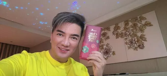 Trở về Việt Nam, nam ca sĩ thường xuyên chia sẻ hình ảnh trên trang cá nhân. Anh nhận được rất nhiều quà từ đồng nghiệp và bạn bè từ khắp mọi nơi. Quản lý của Đàm Vĩnh Hưng chia sẻ, ở Việt Nam, ca sĩ Đàm Vĩnh Hưng nghỉ ngơi tại nhà. Bác sĩ sẽ đến thăm khám thường xuyên cho nam ca sĩ để theo dõi tình hình. Giọng ca Biển tình cũng đang tuân thủ đúng theo chỉ định của bác sĩ, để vết thương sớm hồi phục.