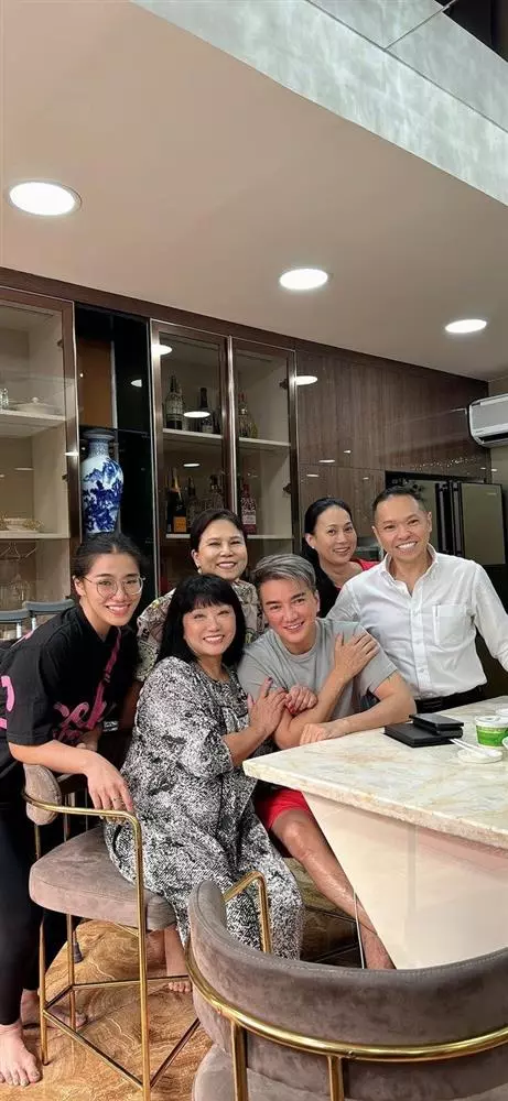 Đàm Vĩnh Hưng chủ yếu nghỉ ngơi trên giường, ăn uống, tập nhạc cũng tại phòng ngủ và chỉ di chuyển cự ly ngắn trong khuôn viên nhà. Từ ngày bị tai nạn đến nay, ca sĩ Đàm Vĩnh Hưng đã tập quen dần với đôi nạng để chủ động và thuận tiện cho việc di chuyển.