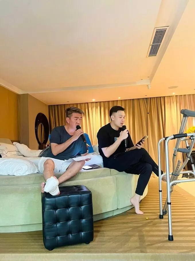 Sau ít ngày điều trị tại bệnh viện ở Mỹ, nam ca sĩ đã đáp chuyến bay về Việt Nam vào tối 24/2. Đàm Vĩnh Hưng cũng bày tỏ niềm vui khi được trở về Việt Nam để tiếp tục theo dõi vết thương, bởi chi phí chữa trị ở Mỹ khá đắt đỏ.