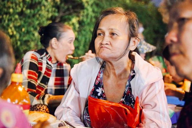 Cô Phan Thị Cúc Hoa (ngụ quận 1) cho biết đây đã là lần thứ 4 cô ghé tiệm bánh mì chảo 0 đồng: "Cô tới ăn rồi ghiền luôn, mọi người chuẩn bị đồ rất đầy đủ, ăn lại ngon nên tối thứ 6 là đông lắm, ai cũng vui vẻ hết. Có những bữa ăn đêm như thế này ấm lòng lắm chứ, mọi người lại chu đáo, lịch sự nữa", cô Hoa nói.