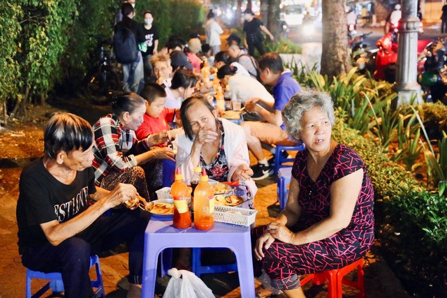 Cứ mỗi tối thứ 6 hàng tuần, tiếng rao " bánh mì chảo 0 đồng" lại vang lên ở góc đường gần vòng xoay Cống Quỳnh (quận 1, đối diện chợ Thái Bình). Mô hình bữa ăn đêm được một nhóm thiện nguyện thành lập và duy trì từ nhiều tháng nay để giúp đỡ những người khó khăn.