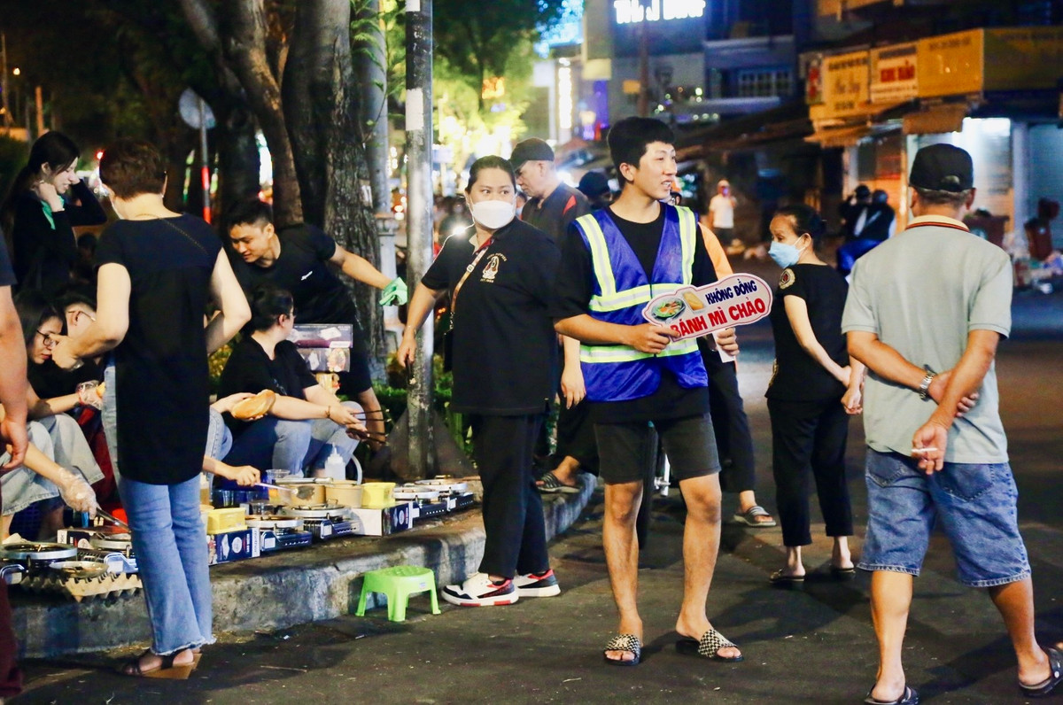 Thậm chí nhiều bạn TNV còn chèo kéo, mời những vị "thượng đế" ghé ủng hộ tiệm.