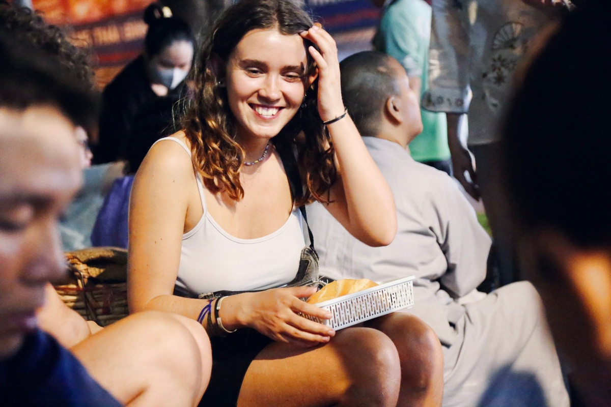 Một số du khách nước ngoài hiếu kỳ về tiệm bánh mì chảo đặc biệt này cũng đến tham gia, các TNV cũng chia sẻ về ý nghĩa mà nhóm thực hiện.