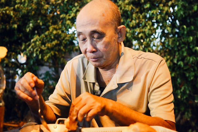 Chú Nguyễn Văn Hùng (chạy xe ôm) cho biết nếu không có những suất ăn đêm như thế này, ít nhất chú cũng phải tốn 30 ngàn để ăn tối. Được thưởng thức "bánh mì chảo 0 đồng", bản thân chú Hùng rất cảm động: "Chạy xe ôm truyền thống bây giờ đâu có nhiều tiền, có bữa ăn như này đỡ lắm, mà lại ngon nữa", chú Hùng nói.