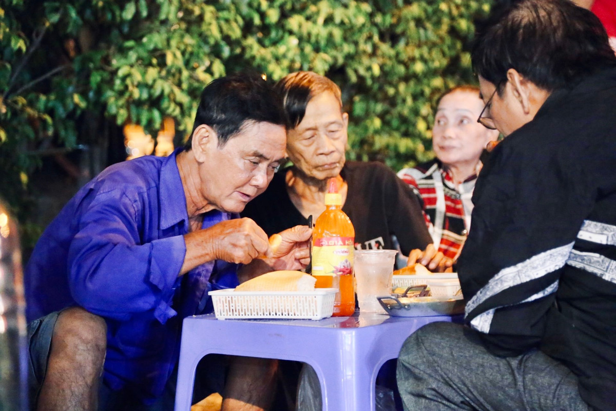 Tiệm hoạt động tầm 19h tối kéo dài đến lúc không còn khách, mỗi đêm từ 300 - 500 chảo bánh mì được bán với giá 0 đồng cho những vị khách đặc biệt.