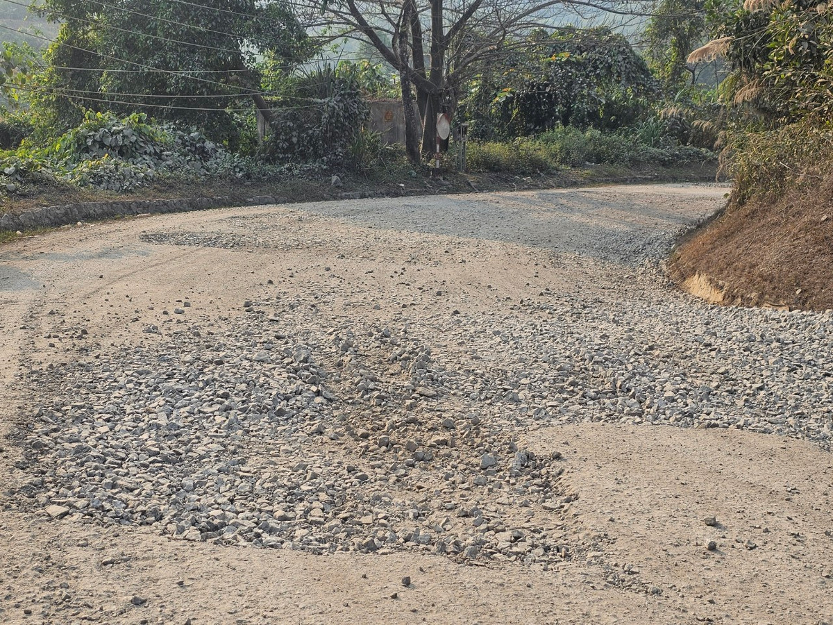 Trên toàn tuyến quốc lộ này, nhiều vị trí đường cong, hẹp, khúc cua tay áo, vực sâu rất nguy hiểm cho các phương tiện trọng tải lớn.