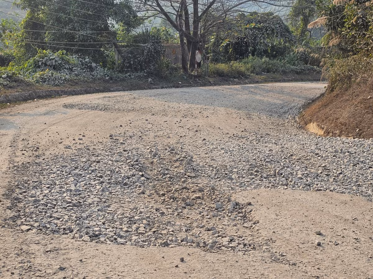 Trên toàn tuyến quốc lộ này, nhiều vị trí đường cong, hẹp, khúc cua tay áo, vực sâu rất nguy hiểm cho các phương tiện trọng tải lớn.