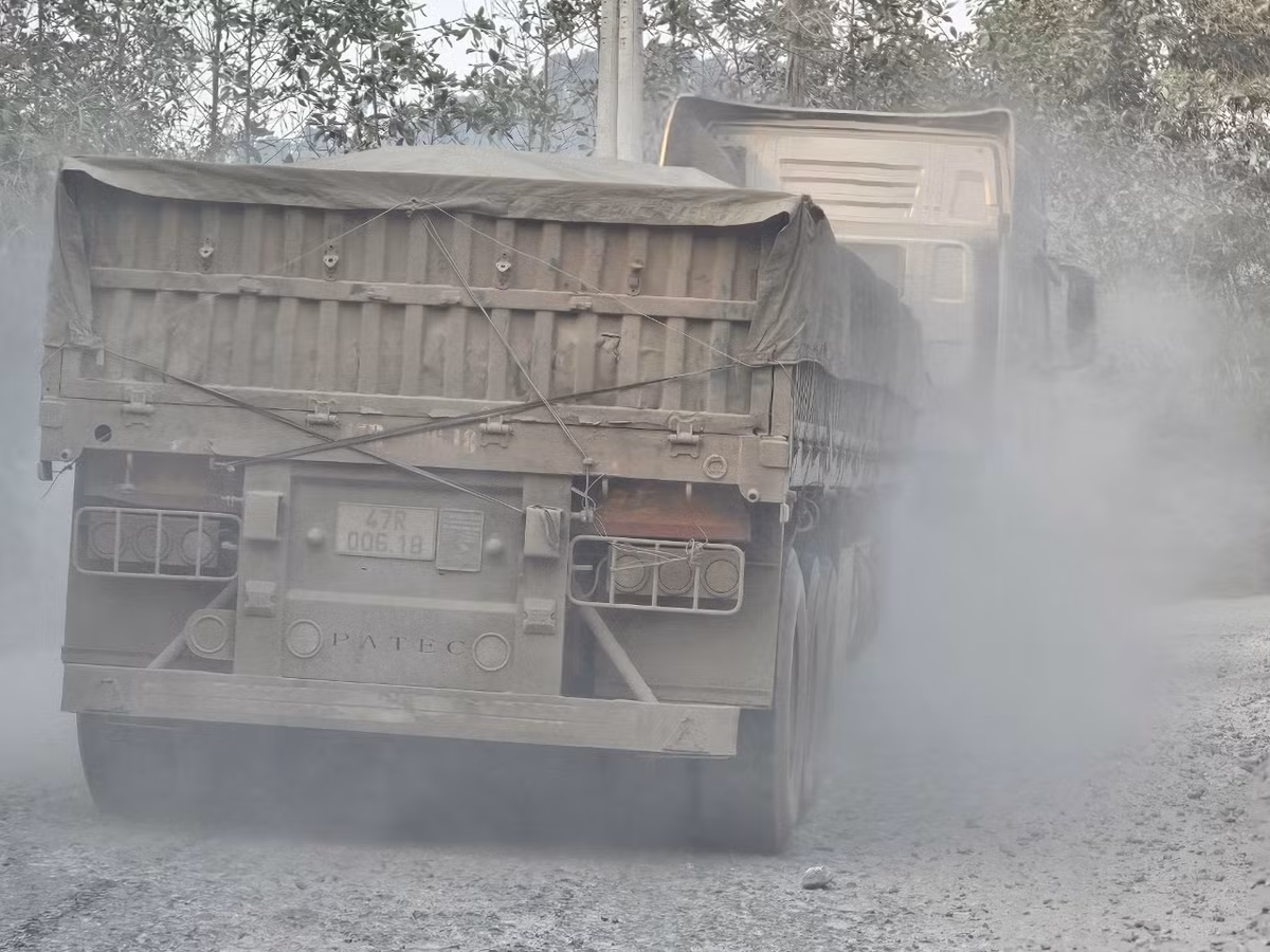 Mặt đường "nát bét" nên mỗi khi các phương tiện đi qua, bụi bay mù trời.