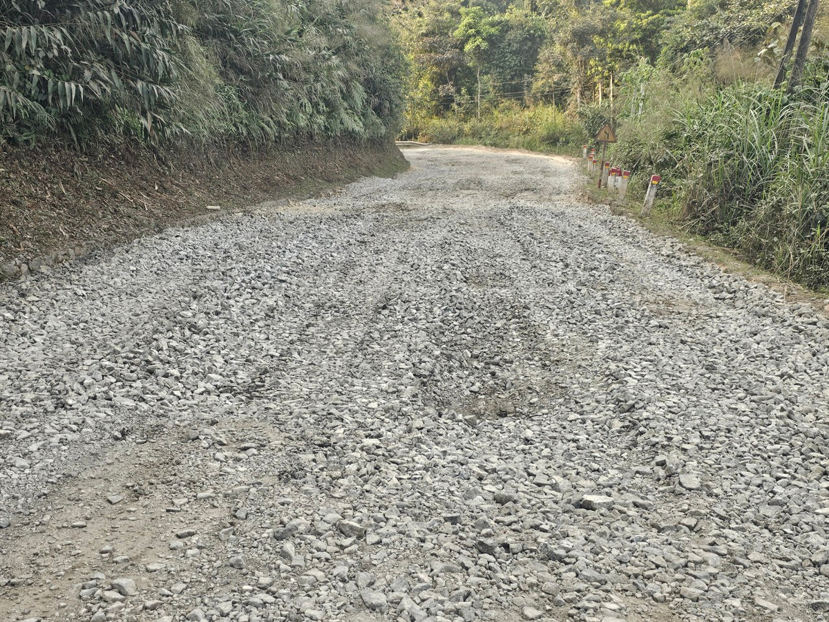 Nhiều đoạn đường trên tuyến Quốc lộ 14D nát như tương, được rải đá nham nhở.