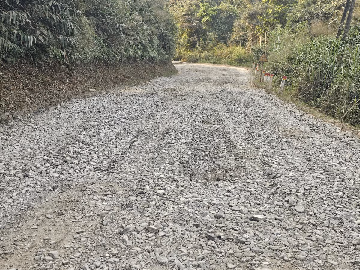 Nhiều đoạn đường trên tuyến Quốc lộ 14D nát như tương, được rải đá nham nhở.