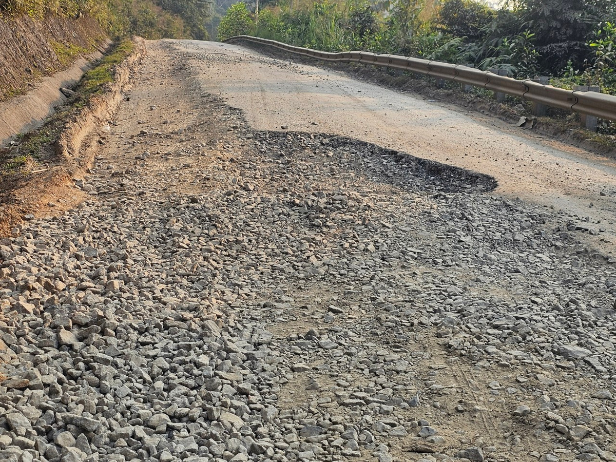 Kết cấu mặt đường không đáp ứng được tải trọng và lưu lượng xe ngày càng đông nên đã phát sinh nhiều hư hỏng.