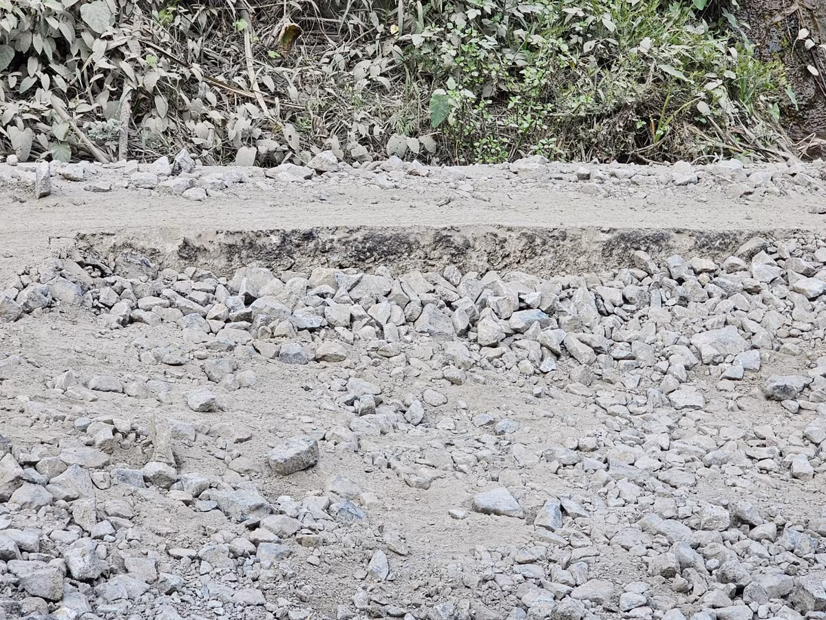 Phía dưới mặt đường, "ổ voi" "ổ trâu" chi chít trở thành "bẫy" cho các phương tiện giao thông, nhất là xe máy.