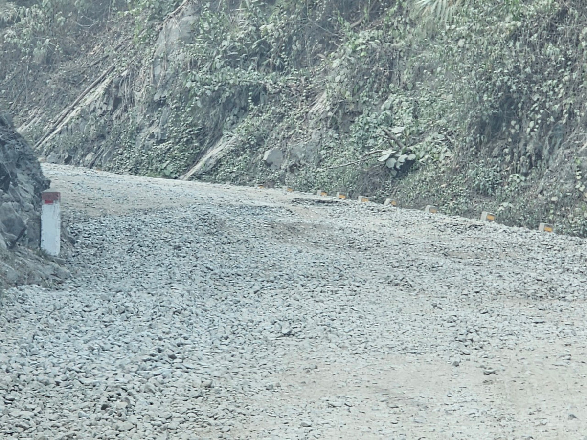 Mặt đường đầy đá càng khiến cho các phương tiện dễ bị "trượt bánh".