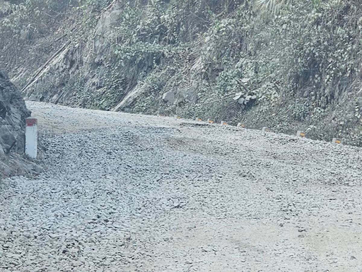 Mặt đường đầy đá càng khiến cho các phương tiện dễ bị "trượt bánh".