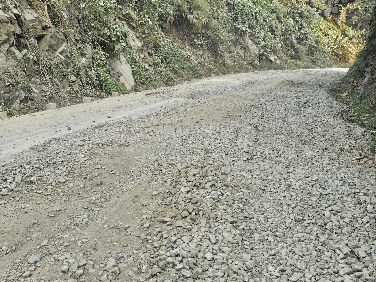 Trong khi chờ phương án nâng cấp, cải tạo, Quốc lộ 14D tiếp tục xuống cấp nghiêm trọng khiến các phương tiện lưu thông hàng ngày trên tuyến đường này đối diện với nguy cơ mất an toàn giao thông.