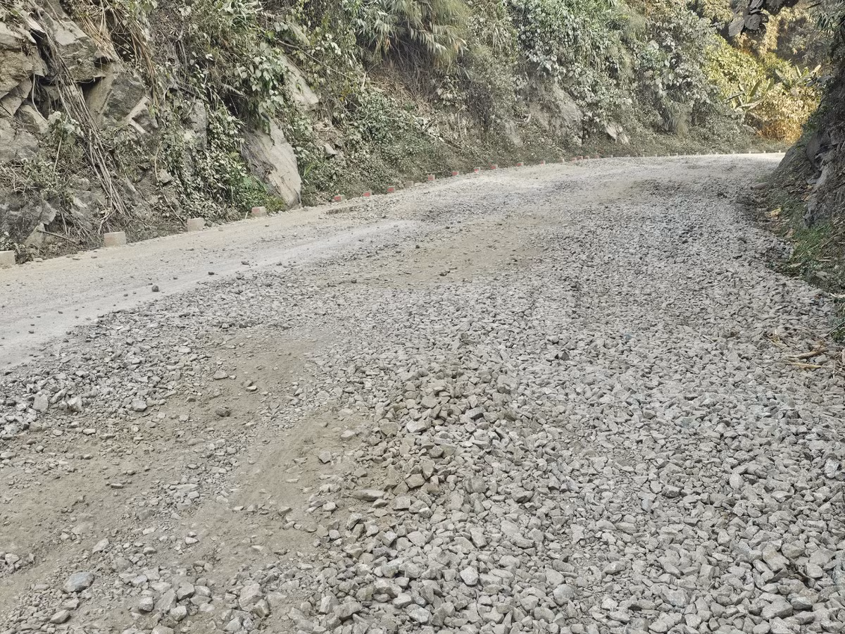 Trong khi chờ phương án nâng cấp, cải tạo, Quốc lộ 14D tiếp tục xuống cấp nghiêm trọng khiến các phương tiện lưu thông hàng ngày trên tuyến đường này đối diện với nguy cơ mất an toàn giao thông.