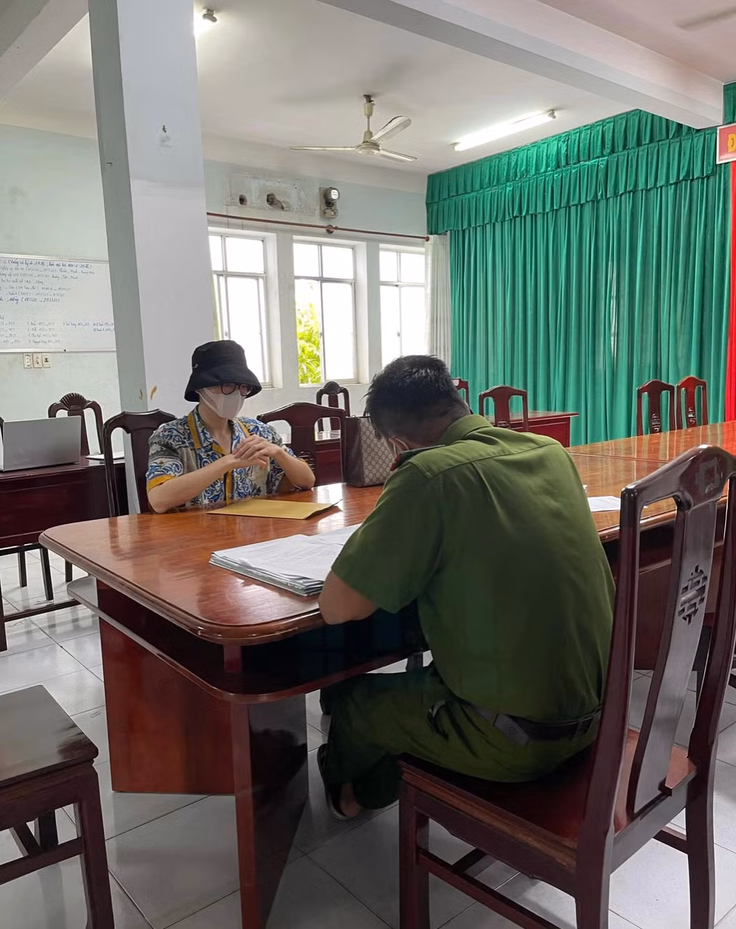 Loat nghe si Viet bi lua tien mot cach ngo ngan kho tin-Hinh-2