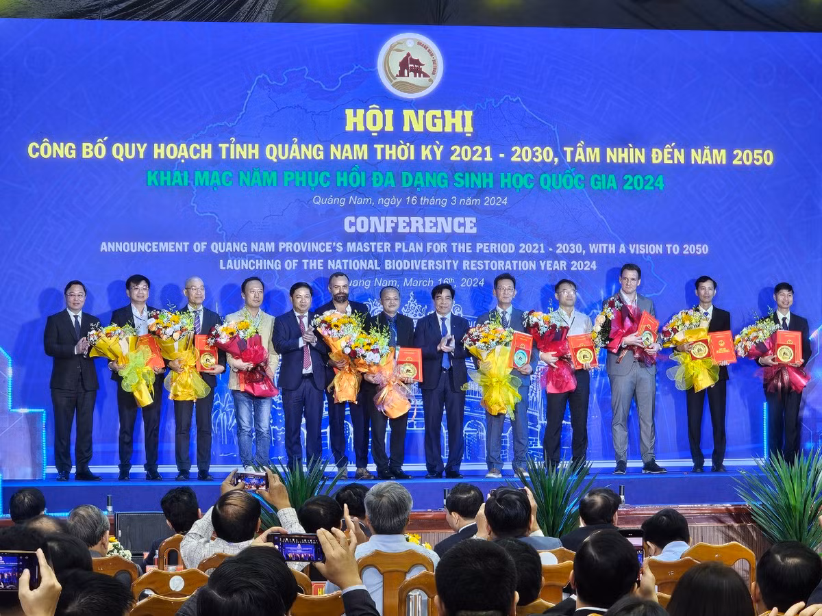 Tại Hội nghị, lãnh đạo tỉnh Quảng Nam cũng đã trao quyết định chấp thuận chủ trương đầu tư, chứng nhận đăng ký đầu tư và thỏa thuận nghiên cứu địa điểm đầu tư cho các nhà đầu tư.