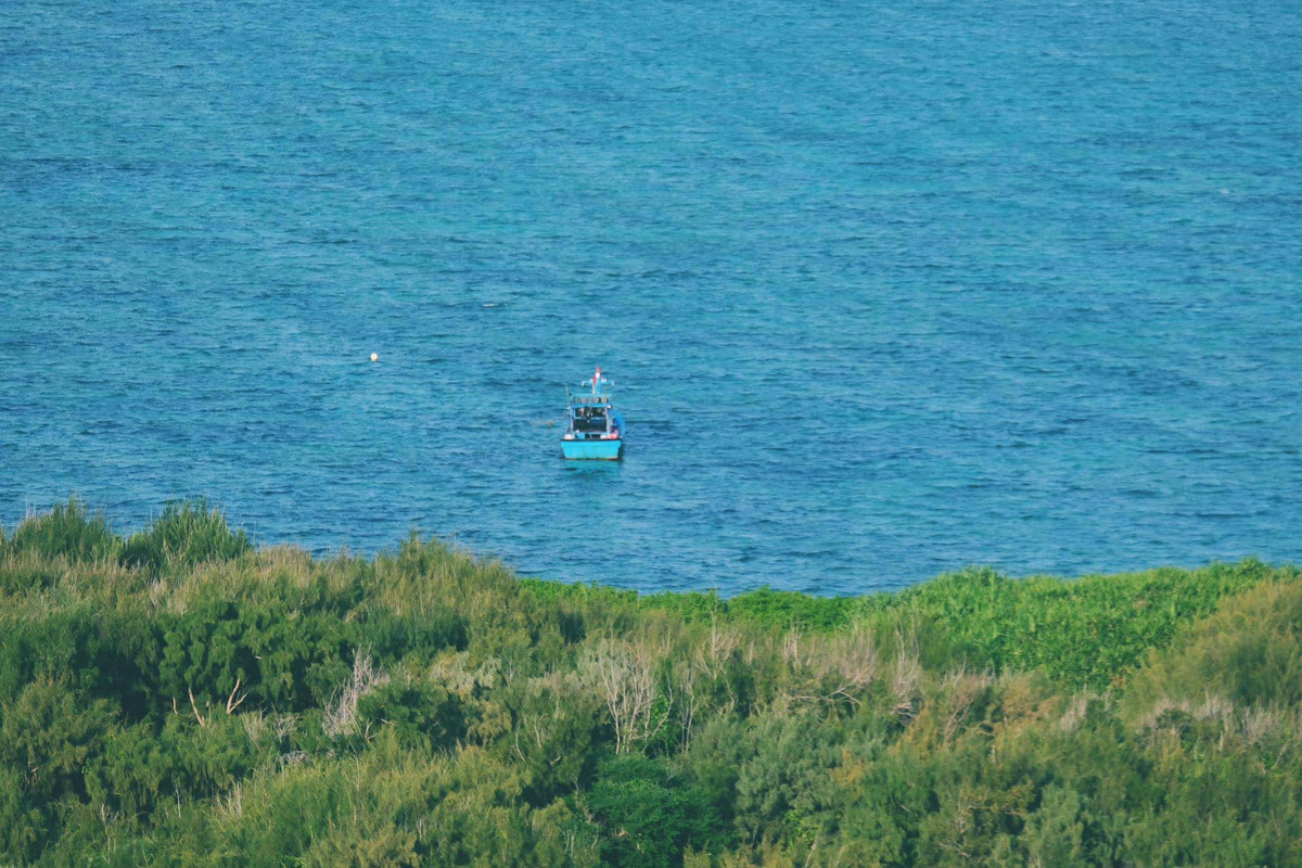 …dưới mặt biển là thuyền bè của ngư dân, xa xa là bến cảng. Ảnh: Tuyên Parafu