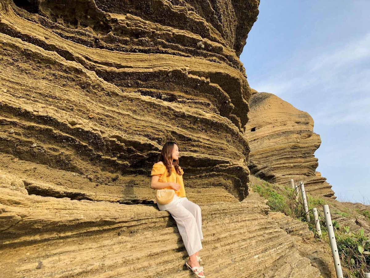 Núi Cao Cát được nhiều du khách biết đến bởi cảnh quan lạ mắt. Đó là những vách đá đen huyền, bề mặt nhấp nhô lượn sóng do bị nước biển xâm thực và gió biển bào mòn theo thời gian. Ảnh: Phương Linh