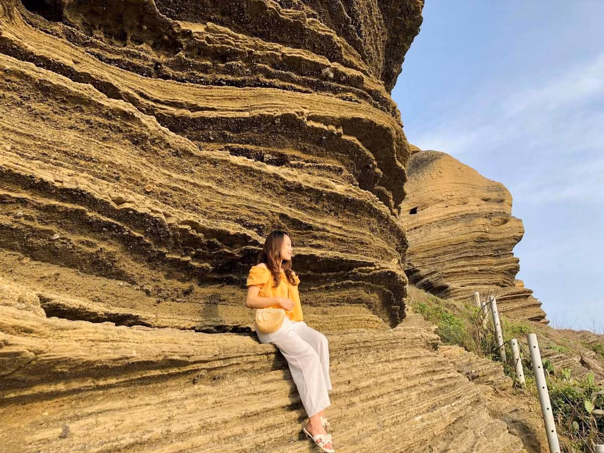 Núi Cao Cát được nhiều du khách biết đến bởi cảnh quan lạ mắt. Đó là những vách đá đen huyền, bề mặt nhấp nhô lượn sóng do bị nước biển xâm thực và gió biển bào mòn theo thời gian. Ảnh: Phương Linh