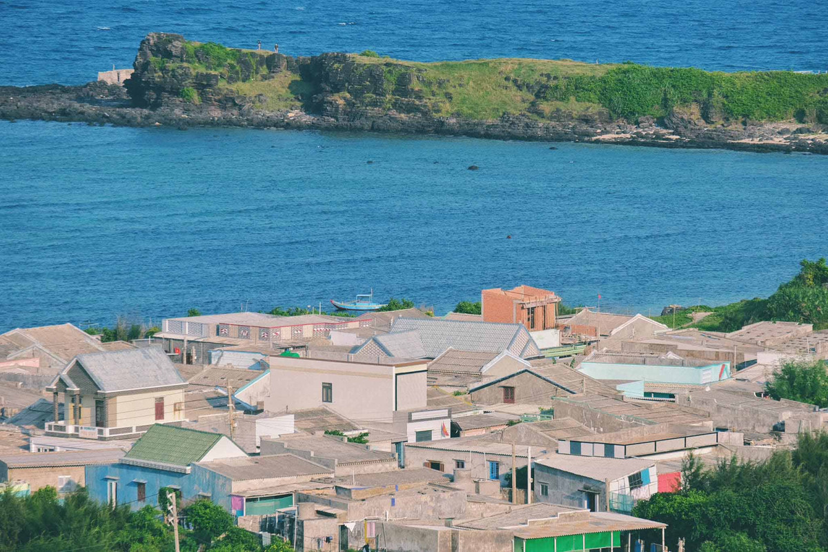 Hải sản các loại và bò nóng là những món ăn nên thử khi du khách đến đảo Phú Quý. Trên đảo không có nhà hàng sang trọng, hầu hết là quán ăn gia đình hoặc các điểm bán hải sản tươi. Ảnh: Tuyên Parafu