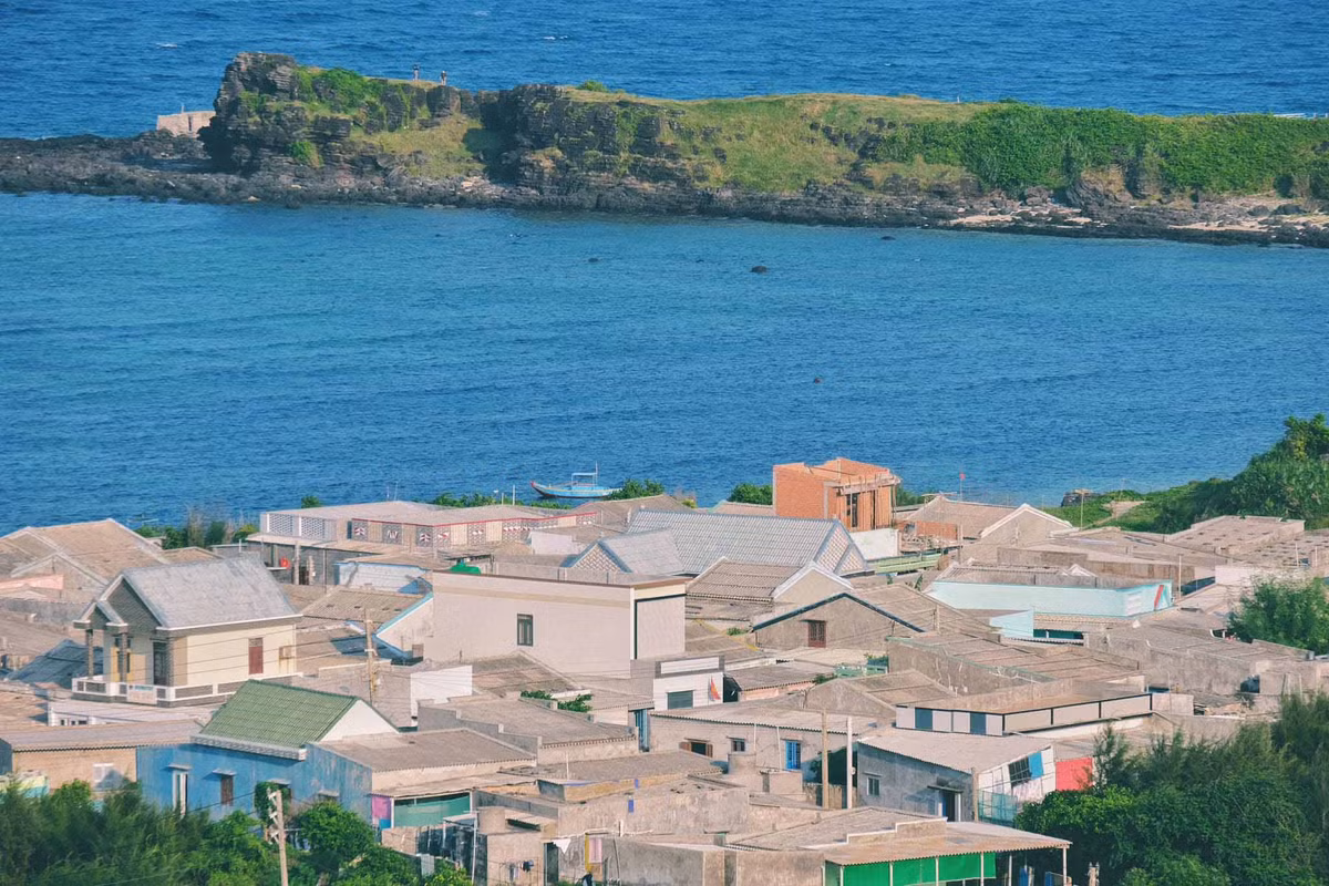 Hải sản các loại và bò nóng là những món ăn nên thử khi du khách đến đảo Phú Quý. Trên đảo không có nhà hàng sang trọng, hầu hết là quán ăn gia đình hoặc các điểm bán hải sản tươi. Ảnh: Tuyên Parafu