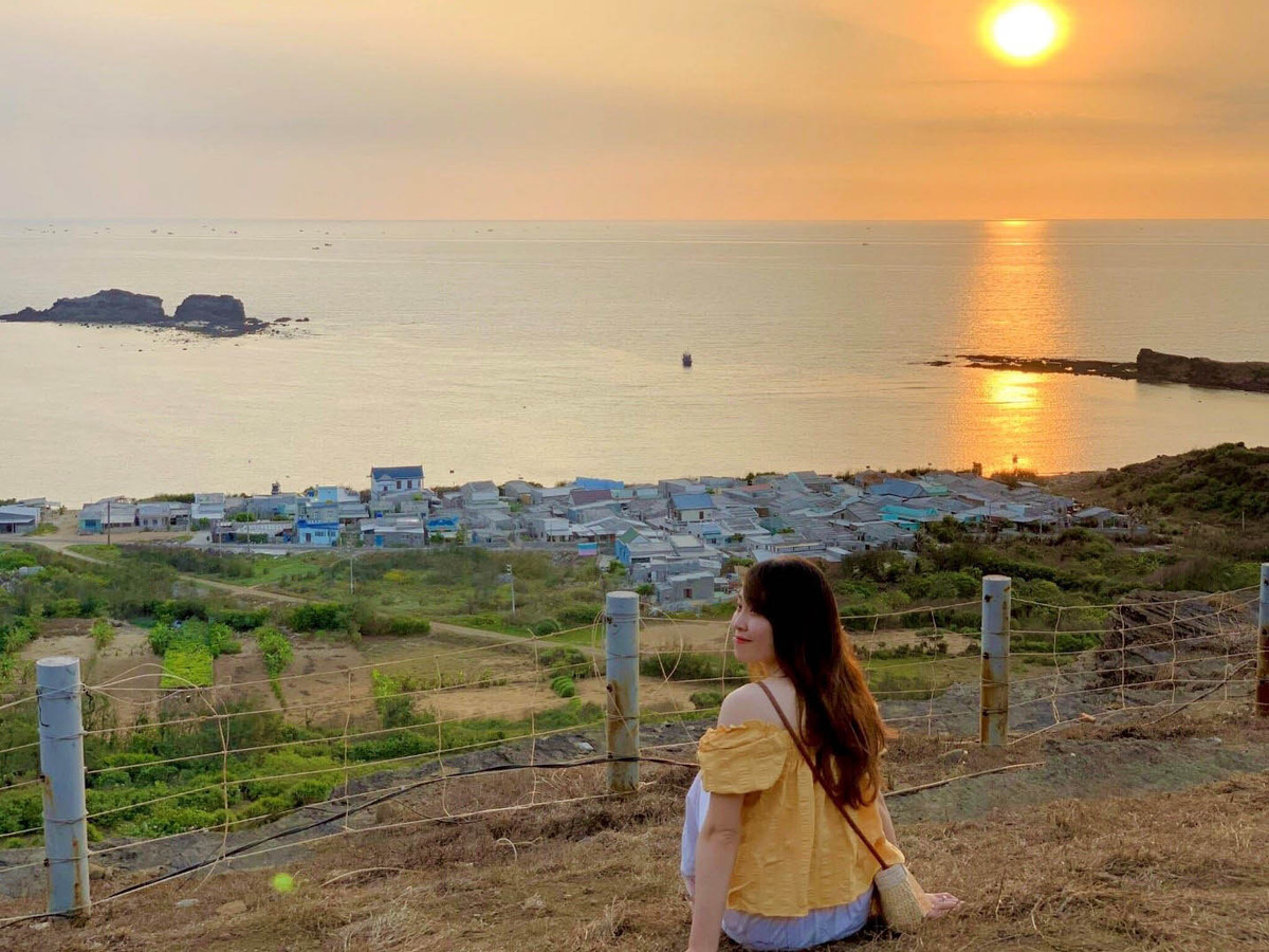 Ngoài ra, khi đến đảo Phú Quý, du khách có thể tham quan gành Hang, dốc Phượt, cánh đồng điện gió Phú Quý, bãi Nhỏ, làng chài Tam Thanh, vịnh Triều Dương, bờ kè Bãi Lăng hay hải đăng Phú Quý. Ảnh: Phương Linh