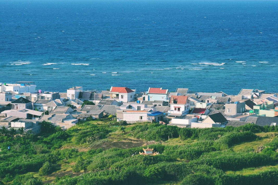 Sau khi leo một con dốc để lên đến đỉnh núi, du khách sẽ được ngắm bao quát Bắc đảo, xa xa là những mái nhà tại xóm Long Hải… Ảnh: Tuyên Parafu