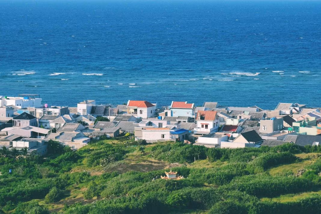 Sau khi leo một con dốc để lên đến đỉnh núi, du khách sẽ được ngắm bao quát Bắc đảo, xa xa là những mái nhà tại xóm Long Hải… Ảnh: Tuyên Parafu