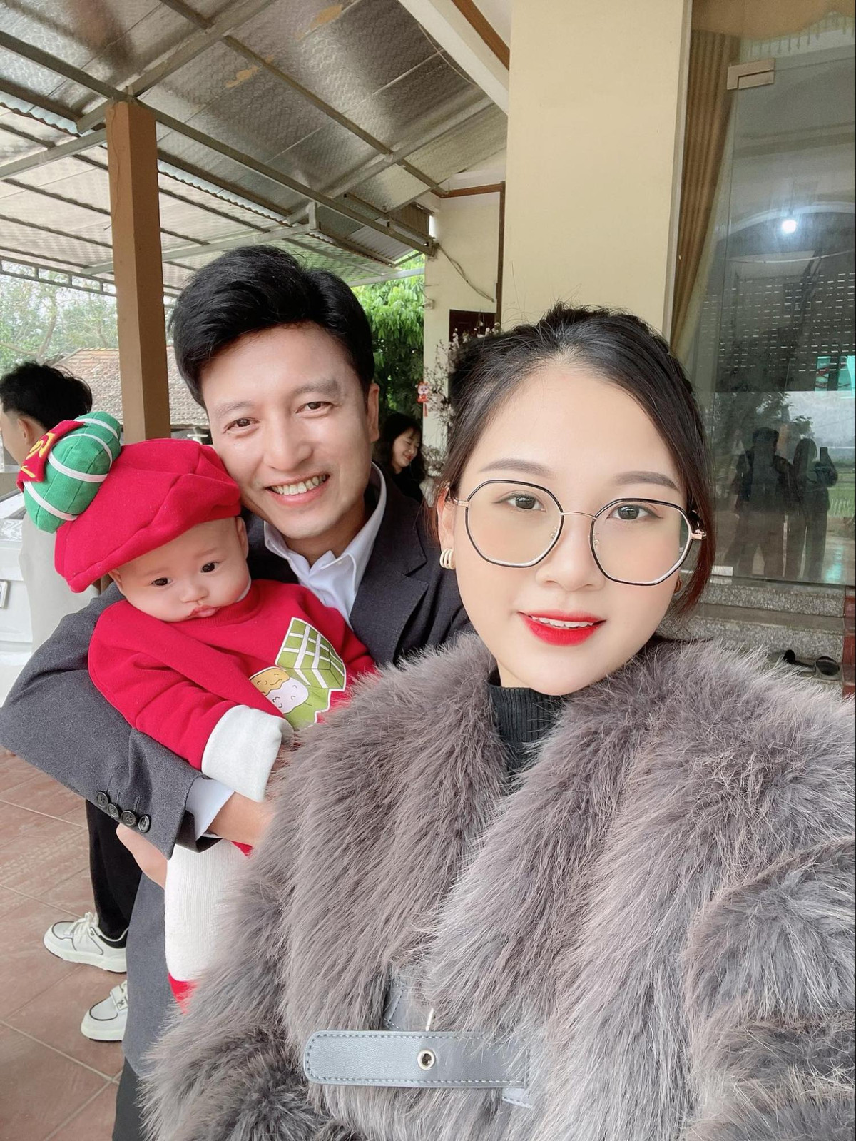 Doi li xi lay vang, luc lay chong nhan lai 18 chi vang