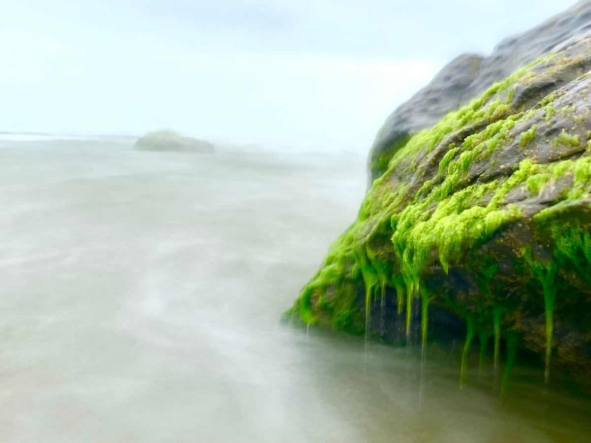 Vẻ đẹp lung linh huyền ảo nơi ghềnh đá hoang sơ làm say lòng biết bao du khách.