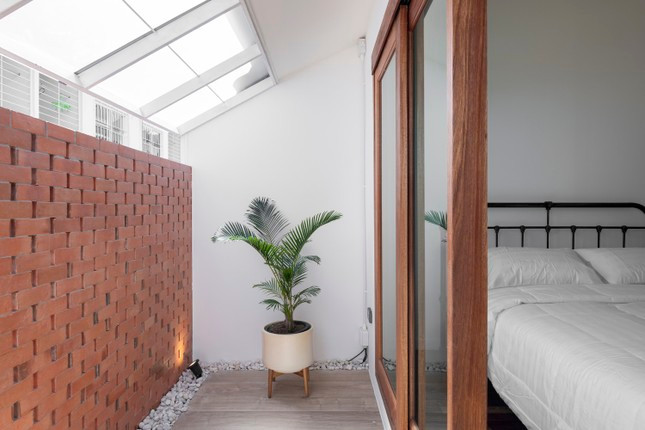 Để giúp ngôi nhà có cảm giác nhẹ nhàng hơn mà không làm gián đoạn cấu trúc ban đầu của nó.