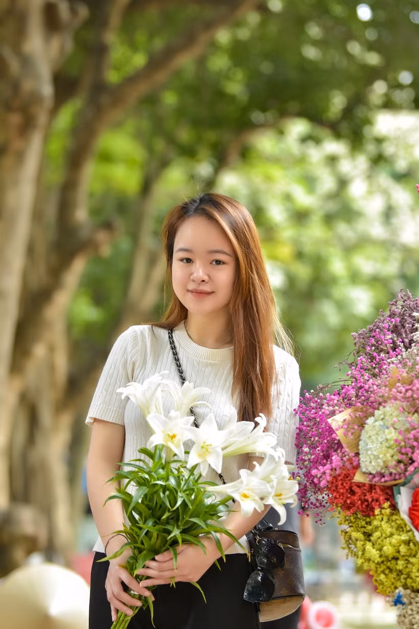 Sáng sớm, những tia nắng mới len lỏi xuống các con đường tạo nên vẻ đẹp thơ mộng, trữ tình chính vì vậy nhiều bạn trẻ không bỏ lỡ cơ hội lưu lại khoảnh khắc nên thơ của mùa hoa loa kèn.