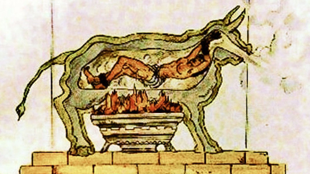 Bên trong có ống dẫn âm thanh để chuyển đổi tiếng la hét phát ra từ miệng giống như tiếng rống của một con bò điên.