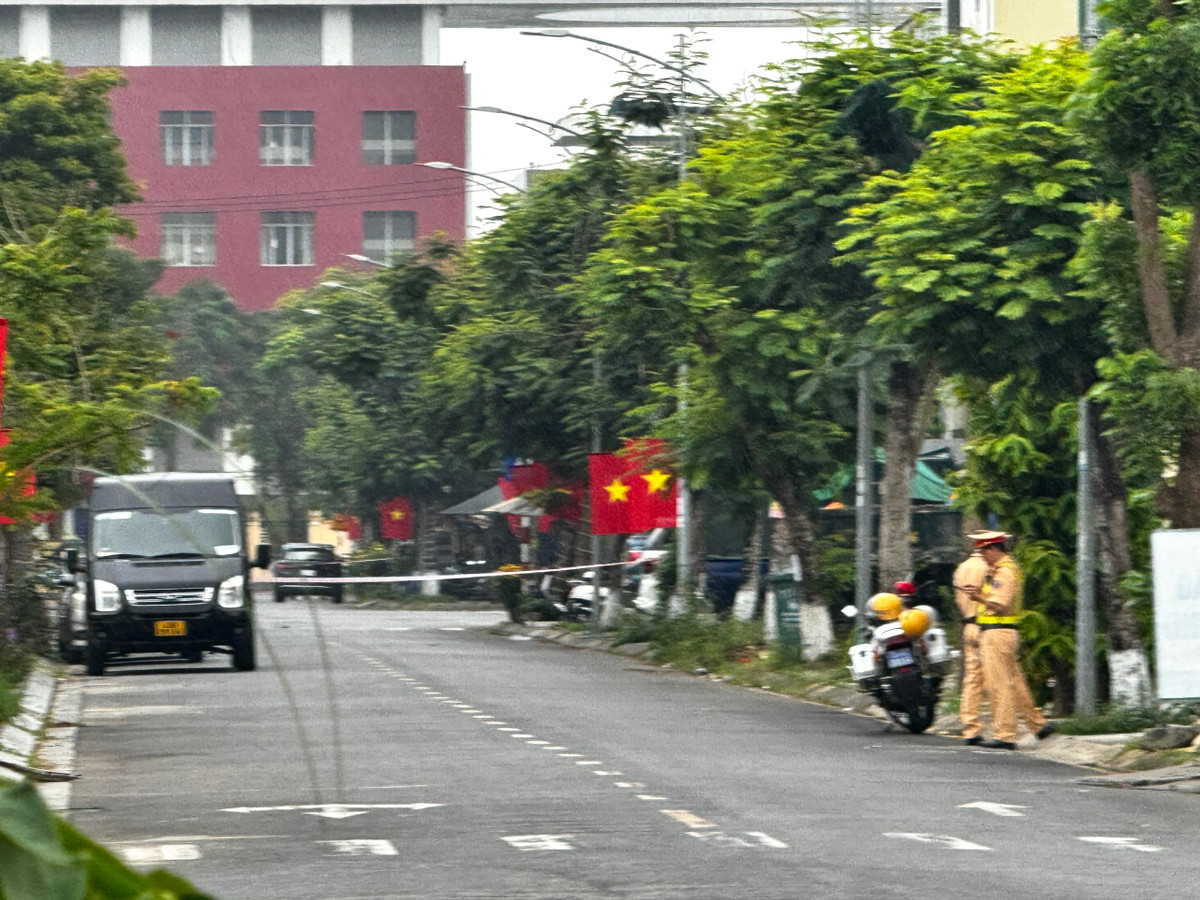 Người dân và các phương tiện qua lại khu vực này đều bị lực lượng chức năng hướng dẫn đi sang tuyến đường khác.